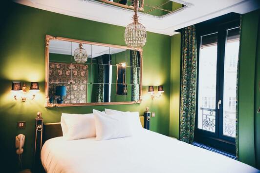 Chambre de l'hôtel le soleil du matin